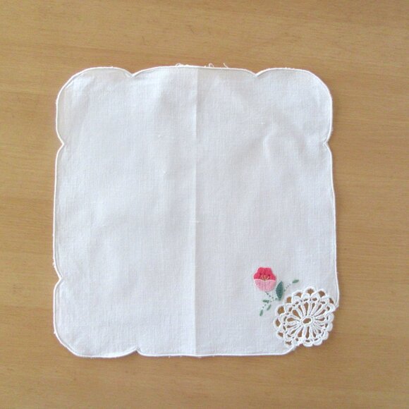 Vintage off white crocheted & hand embroidered luncheon napkins - 10" x 10 1/2" - Picture 3 of 6